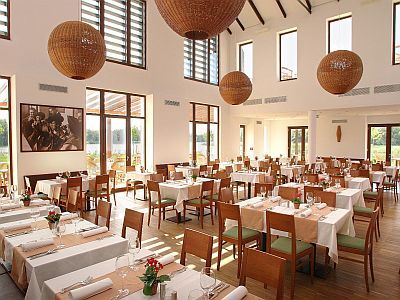 4* Tisza Balneum restaurant de l'hôtel avec beaucoup de délicatesses