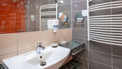 Ванная комната в отеле Balneo Zsori Thermal and Wellness в Мезокевесде
