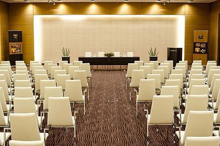 Abacus Wellness Hotel Herceghalomの会議室と会議ホール