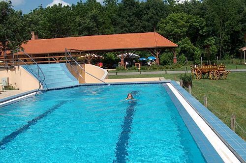 Wellnessweekend in het Wellness- en Parkhotel Zichy in Bikacs - buitenbad