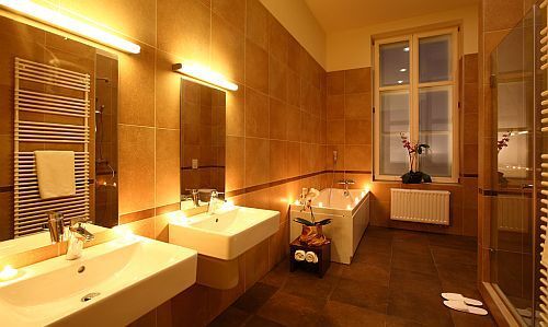 Les bains de l'hôtel - salle de bains avec baignoire, douche et bidet - Ipoly Residence Hotel