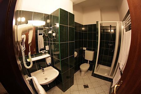 Cuarto de baño del Hotel Metro Budapest, cercano al Centro comercial West End