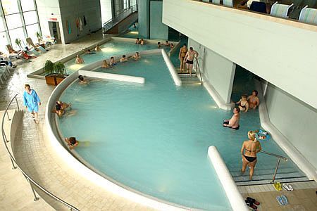 ウェルネス週末のためにエゲルザロクのホテルサリリス熱プール