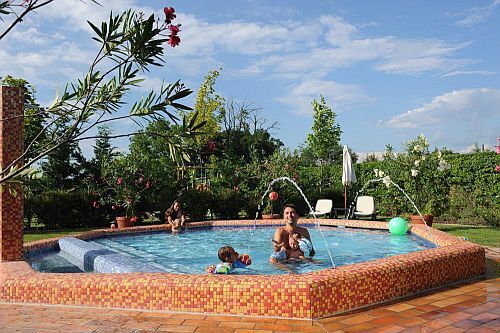 Piscina exterior con agua salobre en el Hotel Shiraz, Egerszalok