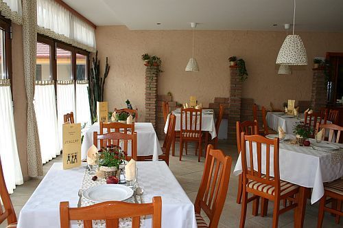 Goedkoop hotel en restaurant in de buurt van Boedapest aan de snelweg M5 in Ujhartyan - Hotel Falukozpont