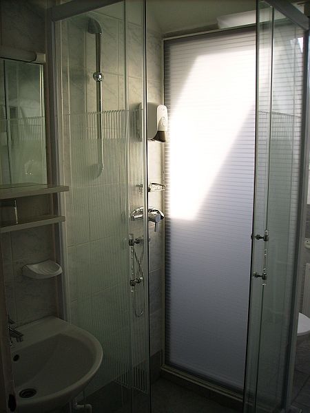 Hotel Kristal Budapest - 改築されたホテル内の浴室 - ブダペストのブダ側に位置しております