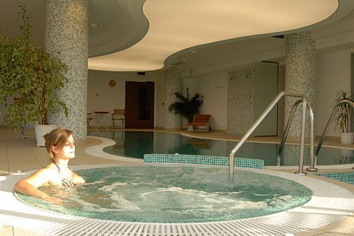 Bruisbad in de wellnessafdeling van het Szepia Bio and Art Hotel - viersterren wellnesshotel in Zsambek in de buurt van Boedapest, Hongarije