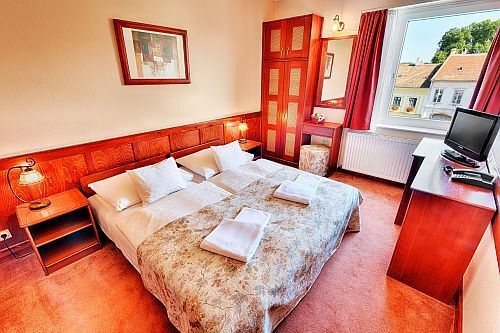 La chambre de L'Hôtel Irottko á Koszeg - L'Hôtel de 3 étoiles hongrois