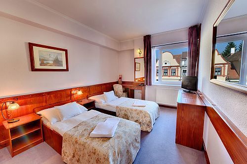 Romantisch, rustig hotel in Koszeg, Hongarije - Hotel Irottko - tweepersoonskamer met mooi panormauitzicht op het Fo ter (Hoofdplein)