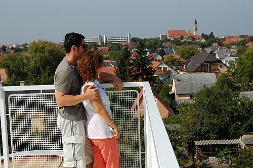 Terras van het 3-sterren Wellness Hotel Kakadu in Keszthely met prachtig panoramauitzicht over het Balatonmeer