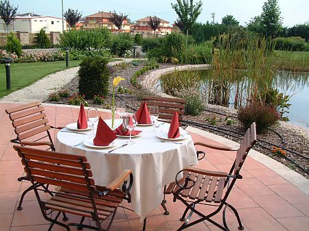 Terrass på Hotel Airport Stacio i Budapest i tyst miljö