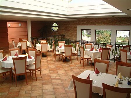 Restaurang på Hotel Stacio nära flygplatsen i Budapest - mysig restaurang i Vecses
