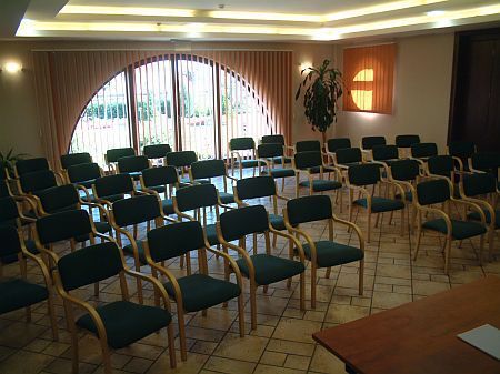 Airport Hotel Stáció - リストフェレンツ国際空港近くのVecsésにあるホテル - 会議やシンポジウムが開催できるお部屋もご用意しております
