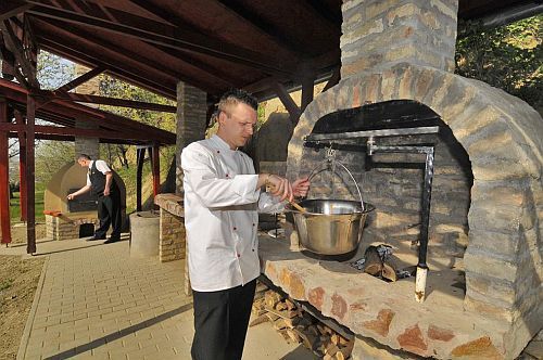 Pałac Hotel Fried w Simontornya, Węgry - Taras grillowy to idealne miejsce na imprezy ogrodowe