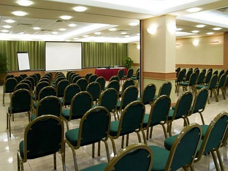 Sala de conferencias climatizada - Hotel Arena Budapest - tiene cabida de 330 personas