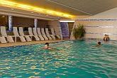 Schwimmbad von Hotel Zenit Vonyarcvashegy für ein romantisches Wellness-Wochenende