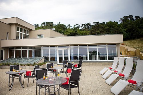 Hotel Zenit en Vonyarcvashegy - relajen en la terraza ponderada en Hotel Zenit