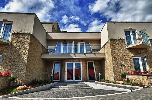 Ingang van het gebouw van het 4-sterren Hotel Zenit in Vonyarcvashegy aan de noordelijke oever van het Balatonmeer, Hongarije - nieuw hotel aan het Balatonmeer tegen actieprijzen