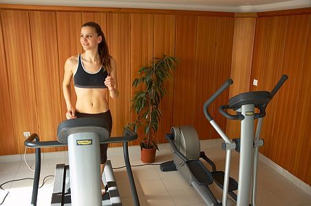 Fitnessruimte in het Hotel Zenit Balaton in Vonyarcvashegy met panorama-uitzicht over het Balatonmeer