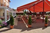 Terraza del sol con una barra en el Hotel Aqua-Spa de Bienestar