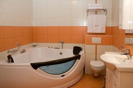 Pokój hotelowy z jacuzzi w Cserkeszolo w Aqua-Spa Wellness Hotel