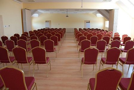 Sala de conferencias y reuniones en Cserkeszolo a un precio asequible