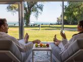 Hotel Azur PremiumのBalaton Coastテラス パノラマで