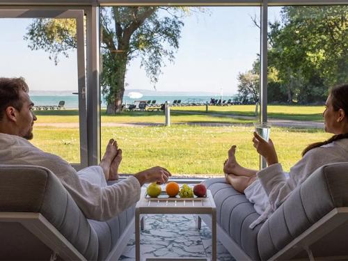 Het kustterras aan het Balatonmeer in het Azur Premium met panorama