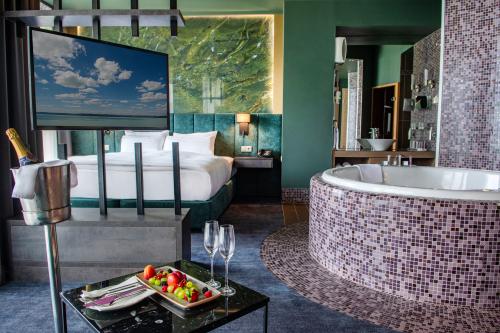 Chambre d'hôtel de luxe avec jacuzzi dans lAzur Premium Wellness Hotel