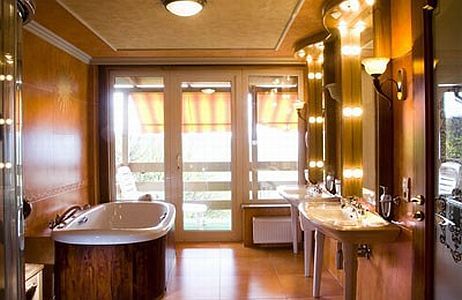 Salle de bain avec terrasse et vue panoramique à l'Hôtel Silvanus