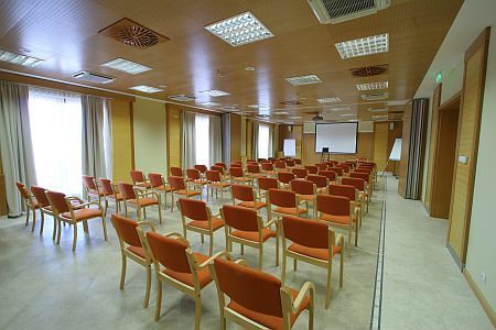 Sala de conferencias con luz natural en Szilvasvarad