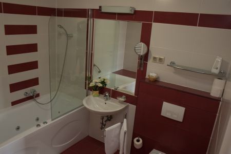 Calimbra Wellness Hotel 4* piękna łazienka w Miskolctapolca