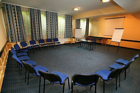 Meetingzimmer mit natürlichem Licht in Budapest im Dreisternehotel Ében in der Nähe von Kerepesi Straße