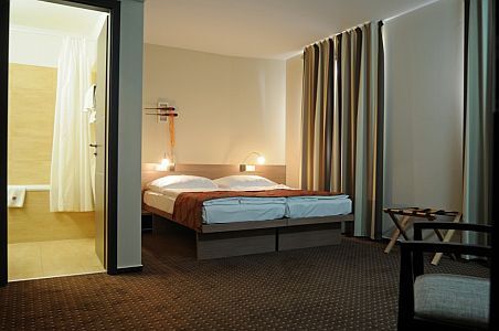Hotel CE Plaza in Siofok - 4-sterren hotel bij het Balatonmeer - beschikbare tweepersoonskamer