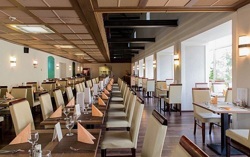 Restaurant elegant în CE Plaza Hotel - hotel în inima oraşului 