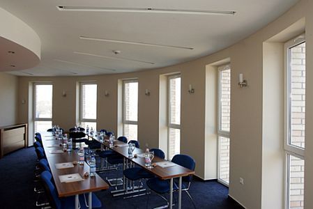 La sala riunione dell'Hotel CE Plaza a Siofok - hotel con sei sale conferenze a Siofok