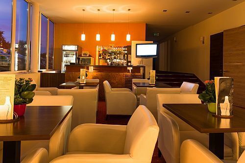 Coppa Longe Bar all'Hotel CE Plaza a Siofok - hotel a 4 stelle a Siofok vicino alla riva del lago