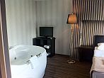 Jacuzzi en la suite en Pest Inn Hotel Wellness