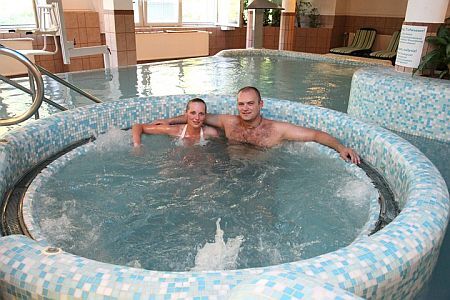 Hotel Spa Hévíz -　ホテル　スパ　ヘ－ヴィ－ズではハ-フボ-ド付のお得な宿泊パックをご用意しております