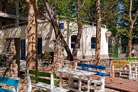 El jardín de Hotel Romai - un hotel justo al lado del Danubio