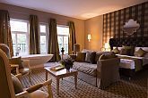 Pokój hotelowy z jacuzzi w Noszvaj - niskie ceny i pakiety HB