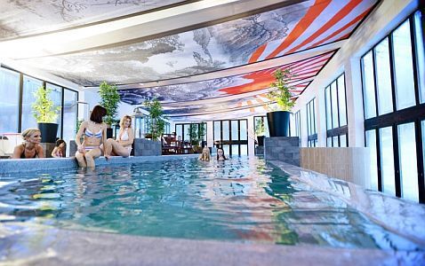 Piscina interior del hotel Oxigen en Noszvaj, fin de semana bienestar