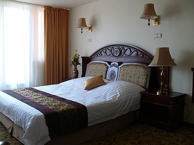Hotel Bellevue Esztergom - エステルゴムにあるホテルベルビュ－のフランスベッドのお部屋
