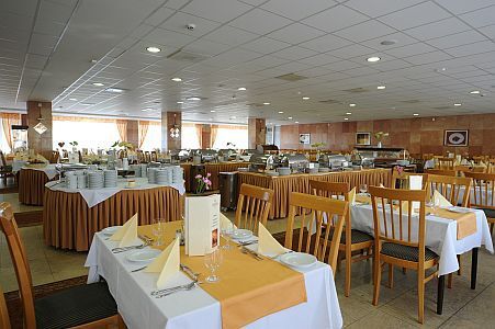 Hôtel Panorama Héviz, le restaurant offrant des spécialités hongroises et dîner-buffet 