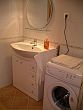 Łazienka z pralką w Comfort Appartement - na dłuższe pobyty w stolicy Węgier
