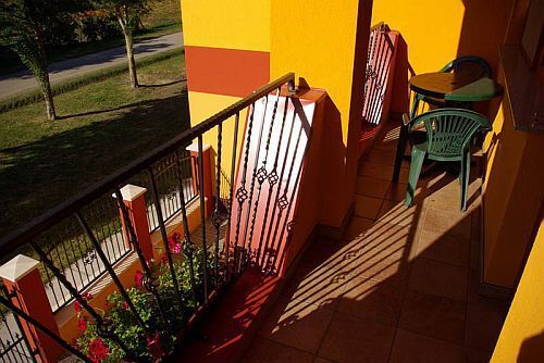 Hotelkamer met balkon in het Hotel Royal Pension in Cserkeszolo, in de buurt van het beroemde bad van Cserkeszolo