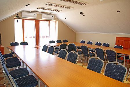 Salle de conférence grande et bon-marché de l'hôtel Royal Pension Cserkeszolo, pres de la ville Kecskemét en Hongrie