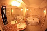 Elegante badkamer in het viersterren Hotel Obester in Debrecen