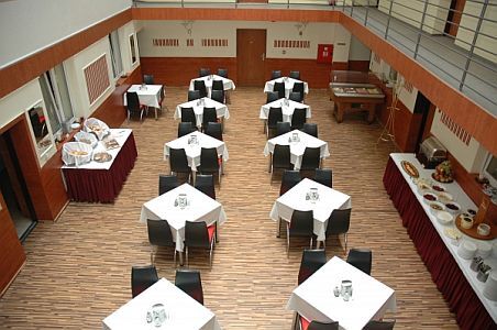 Salle de petit déjeuner dans l'Hôtel Atlantic au centre de Budapest 