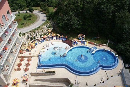 Piscine extérieure 4* Thermal Hotel Visegrad avec vue panoramique